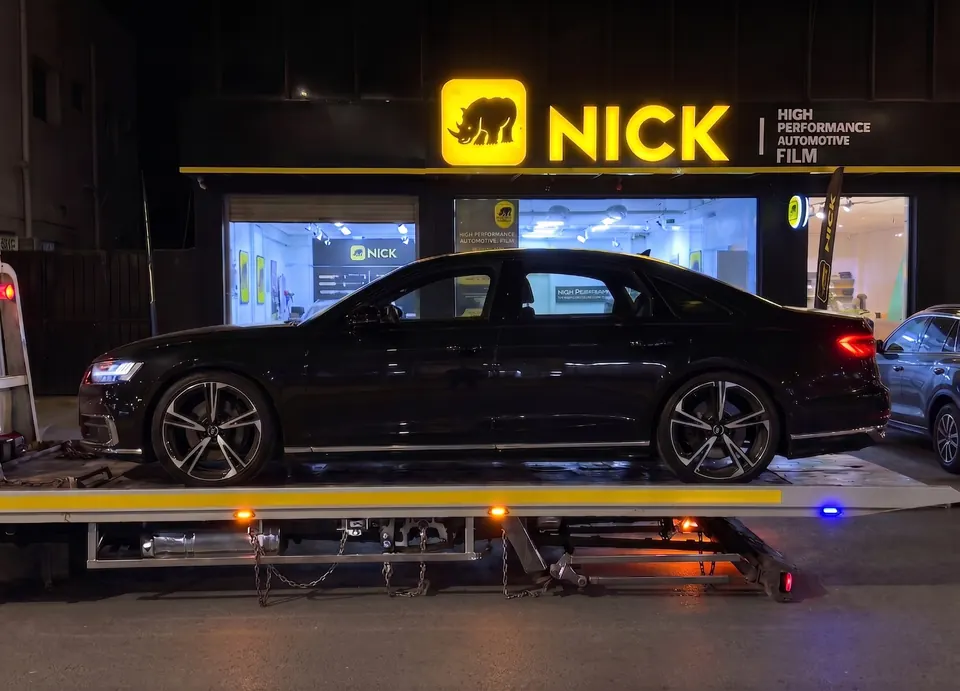 سيارة NICK على سطحة أمام الفرع